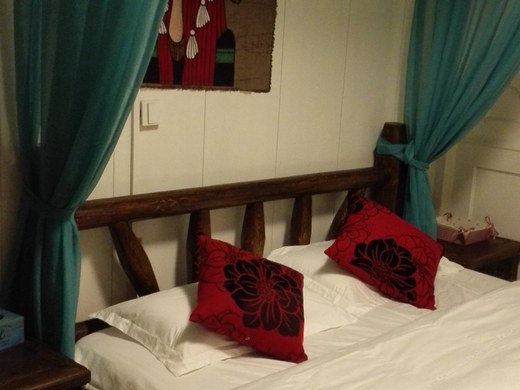 丽江古城九七之约客栈店一楼温馨大床房