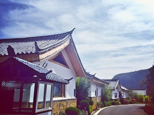 玉龙云归小筑遇见湖畔山舍山居湖景别墅